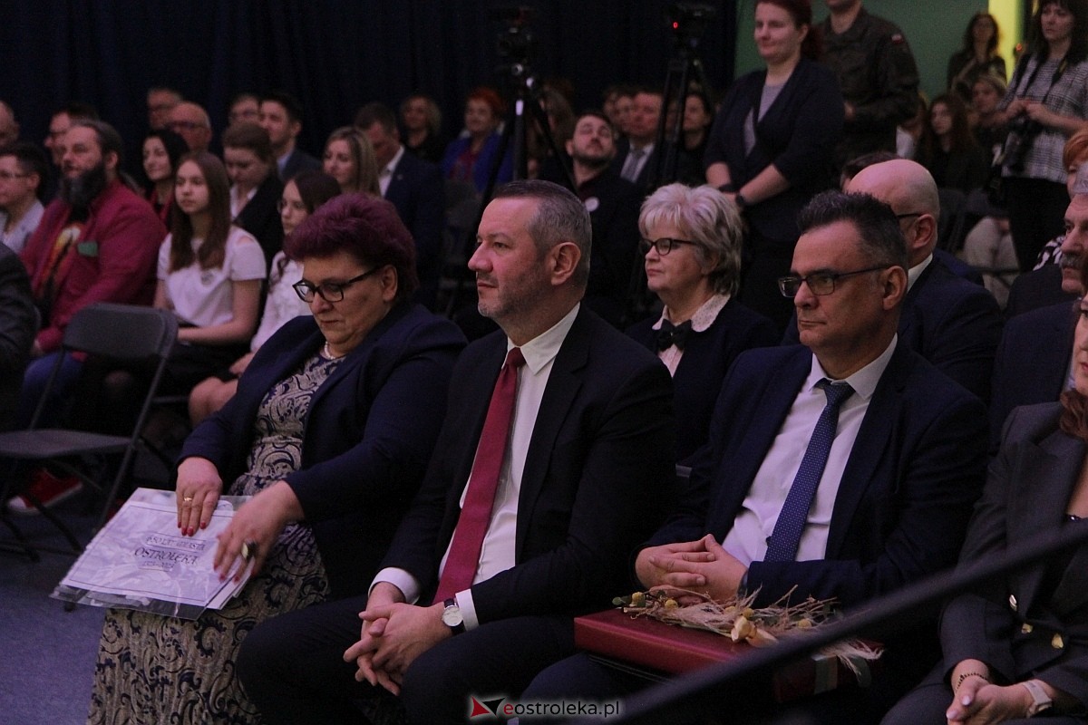 Uroczystość nadania imienia i przekazania sztandaru Szkole Podstawowej nr 4 [22.03.2024] - zdjęcie #112 - eOstroleka.pl