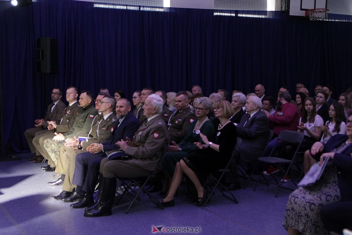 Uroczystość nadania imienia i przekazania sztandaru Szkole Podstawowej nr 4 [22.03.2024] - zdjęcie #110 - eOstroleka.pl