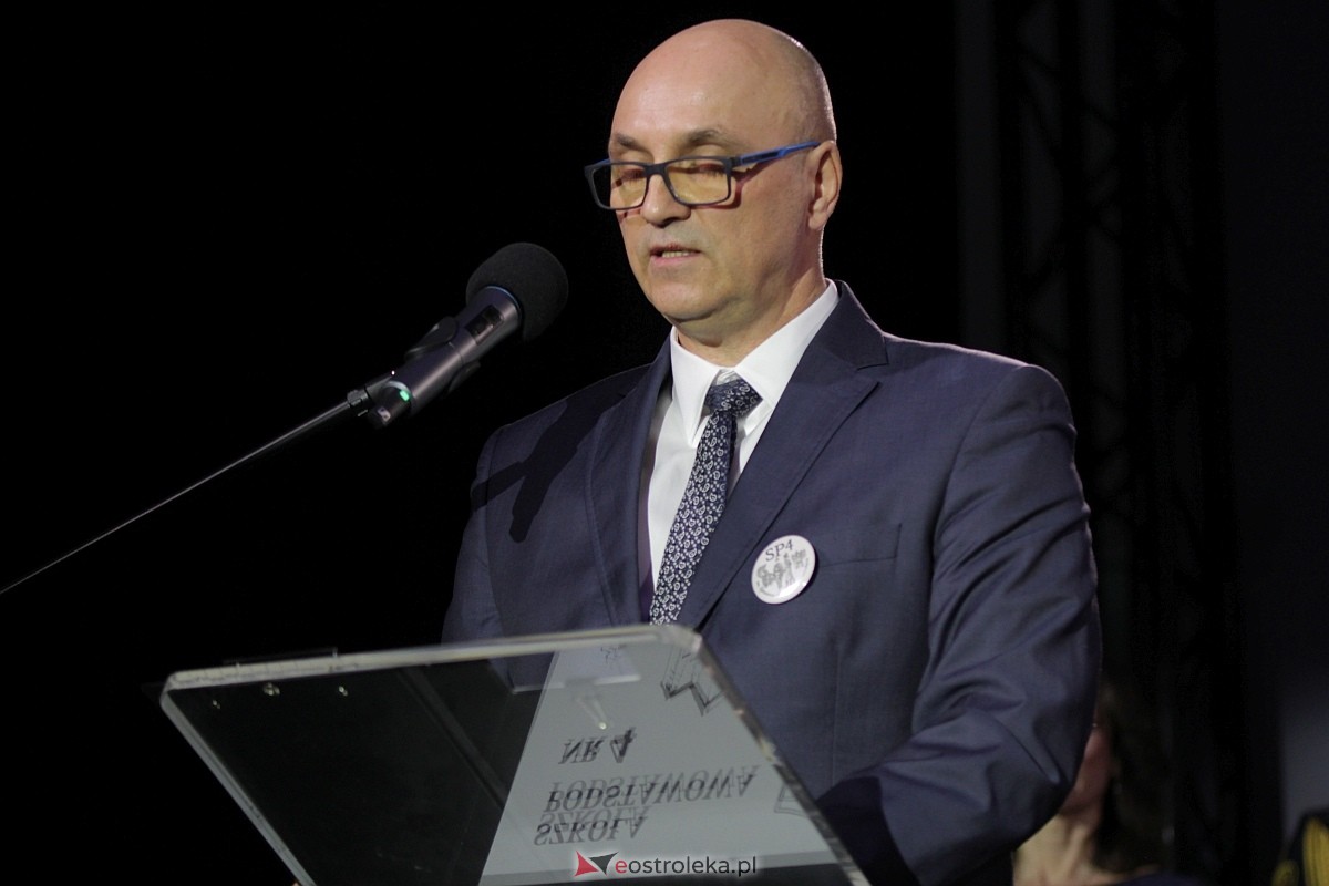 Uroczystość nadania imienia i przekazania sztandaru Szkole Podstawowej nr 4 [22.03.2024] - zdjęcie #100 - eOstroleka.pl
