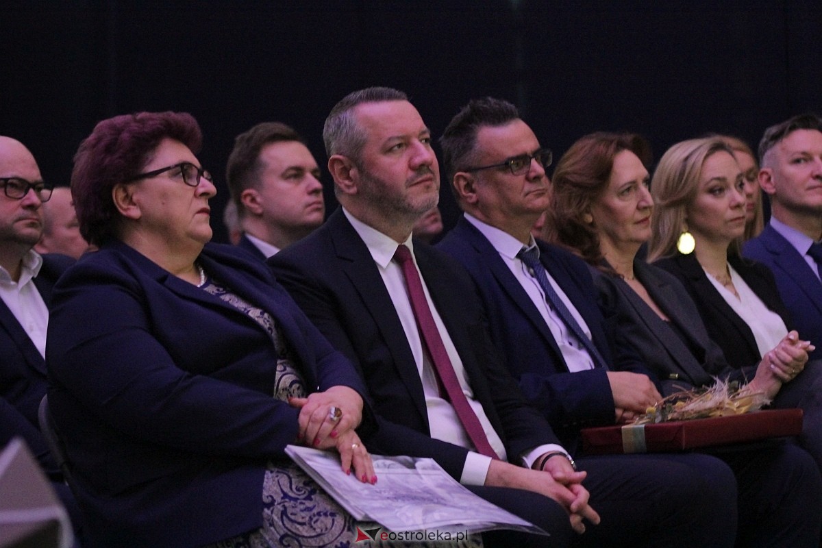 Uroczystość nadania imienia i przekazania sztandaru Szkole Podstawowej nr 4 [22.03.2024] - zdjęcie #98 - eOstroleka.pl