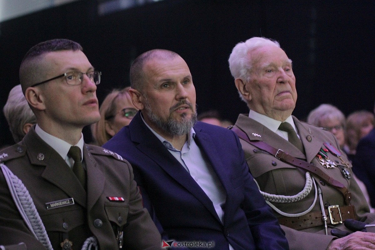 Uroczystość nadania imienia i przekazania sztandaru Szkole Podstawowej nr 4 [22.03.2024] - zdjęcie #96 - eOstroleka.pl