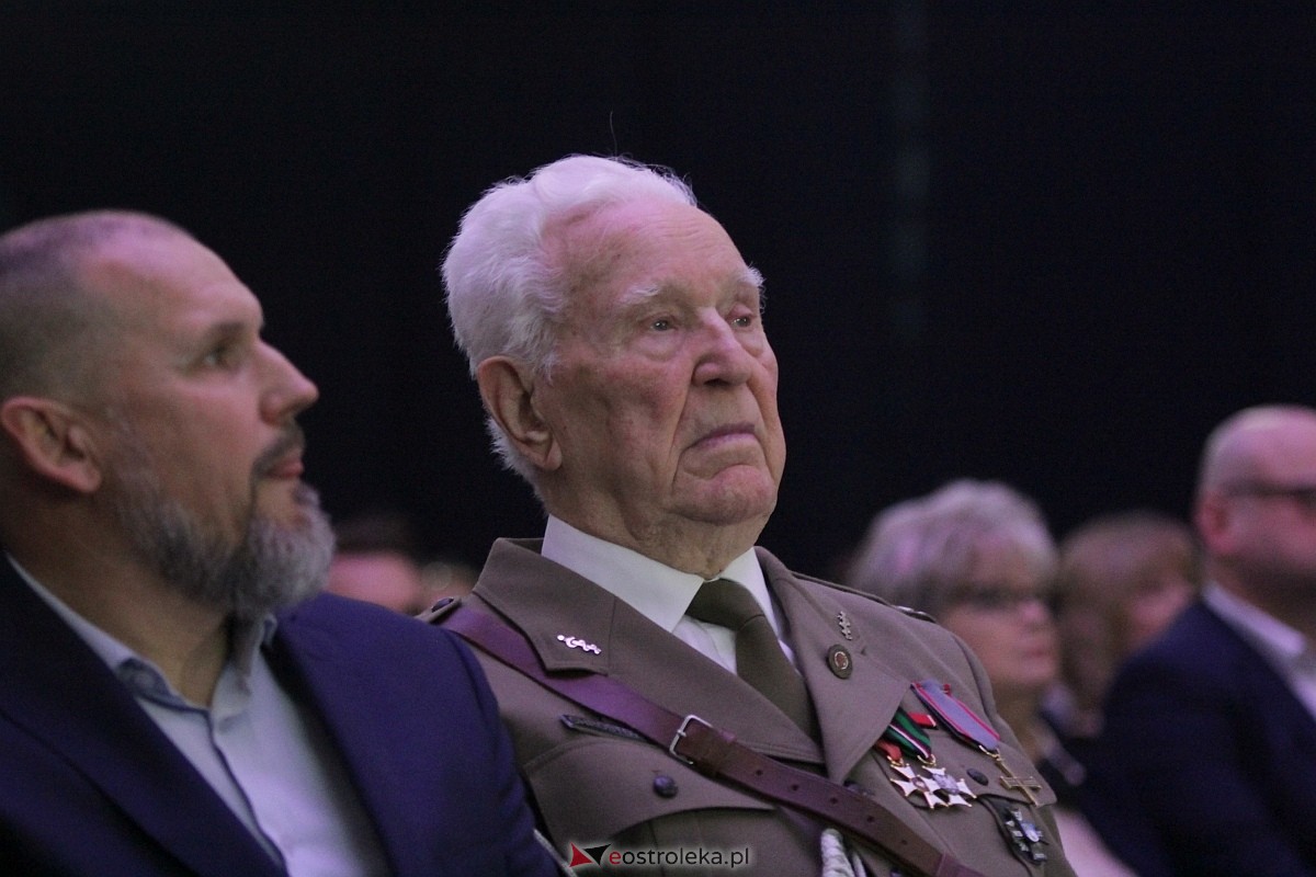 Uroczystość nadania imienia i przekazania sztandaru Szkole Podstawowej nr 4 [22.03.2024] - zdjęcie #94 - eOstroleka.pl