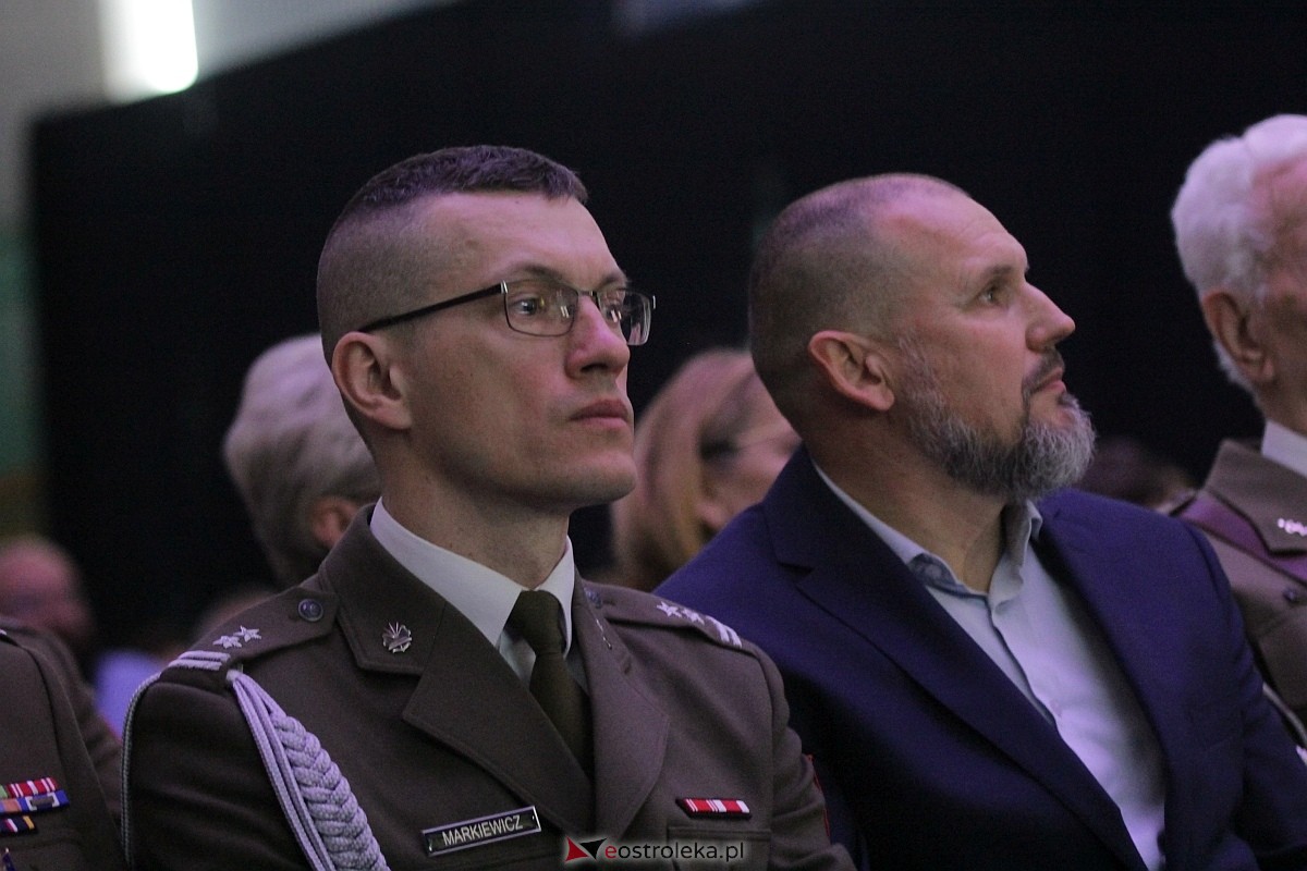 Uroczystość nadania imienia i przekazania sztandaru Szkole Podstawowej nr 4 [22.03.2024] - zdjęcie #92 - eOstroleka.pl