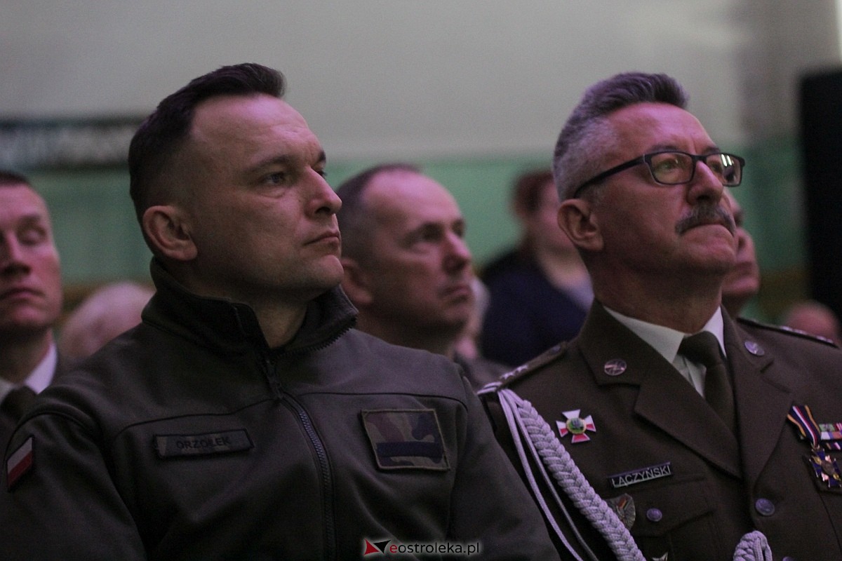 Uroczystość nadania imienia i przekazania sztandaru Szkole Podstawowej nr 4 [22.03.2024] - zdjęcie #90 - eOstroleka.pl