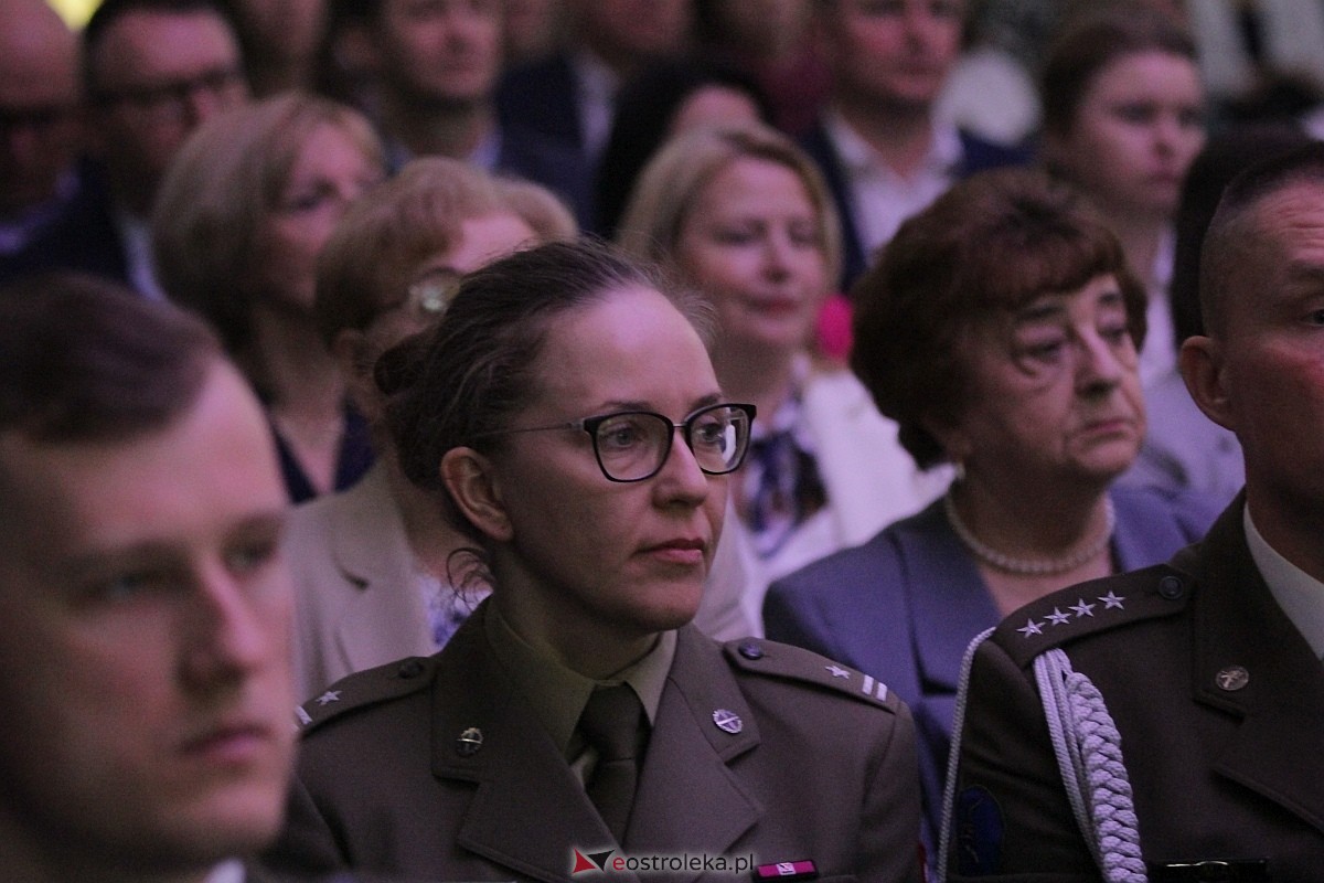 Uroczystość nadania imienia i przekazania sztandaru Szkole Podstawowej nr 4 [22.03.2024] - zdjęcie #86 - eOstroleka.pl