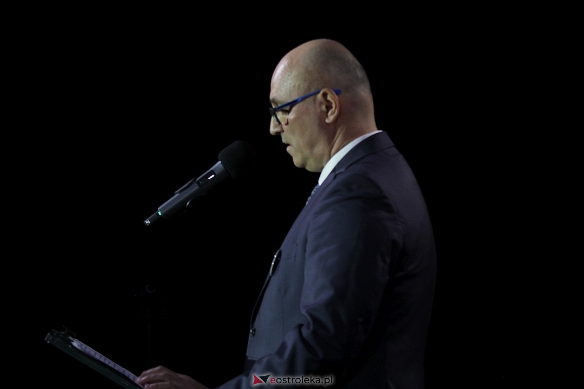 Uroczystość nadania imienia i przekazania sztandaru Szkole Podstawowej nr 4 [22.03.2024] - zdjęcie #82 - eOstroleka.pl
