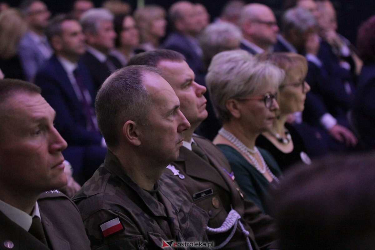 Uroczystość nadania imienia i przekazania sztandaru Szkole Podstawowej nr 4 [22.03.2024] - zdjęcie #74 - eOstroleka.pl