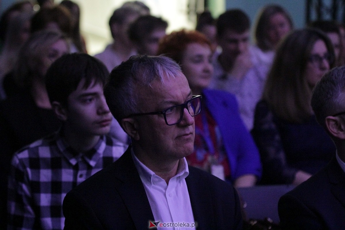 Uroczystość nadania imienia i przekazania sztandaru Szkole Podstawowej nr 4 [22.03.2024] - zdjęcie #68 - eOstroleka.pl