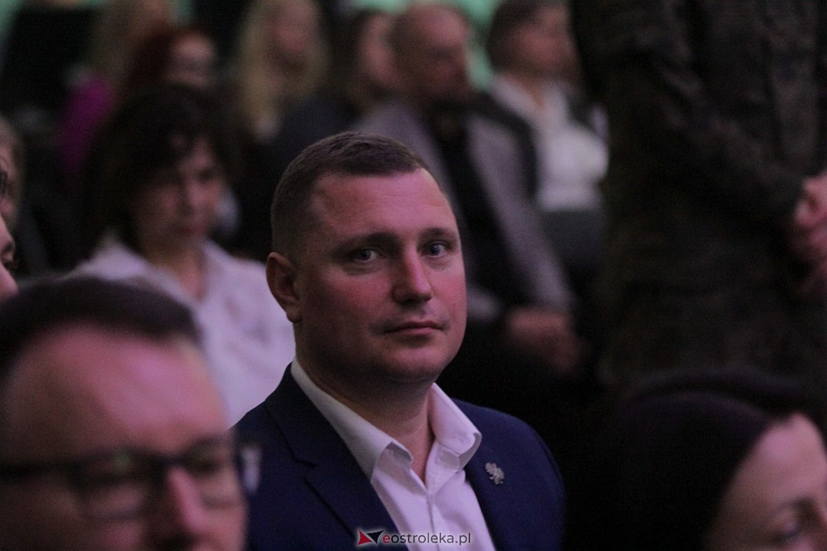 Uroczystość nadania imienia i przekazania sztandaru Szkole Podstawowej nr 4 [22.03.2024] - zdjęcie #62 - eOstroleka.pl
