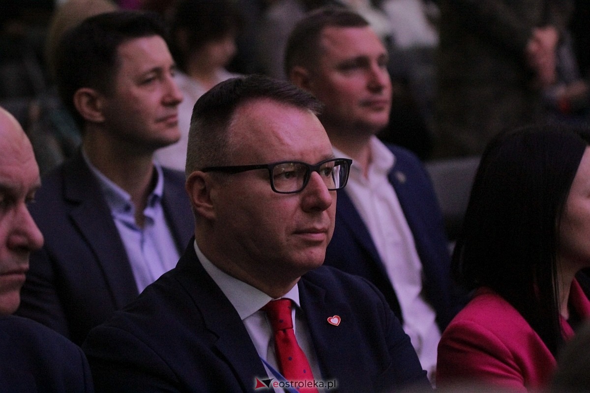 Uroczystość nadania imienia i przekazania sztandaru Szkole Podstawowej nr 4 [22.03.2024] - zdjęcie #60 - eOstroleka.pl