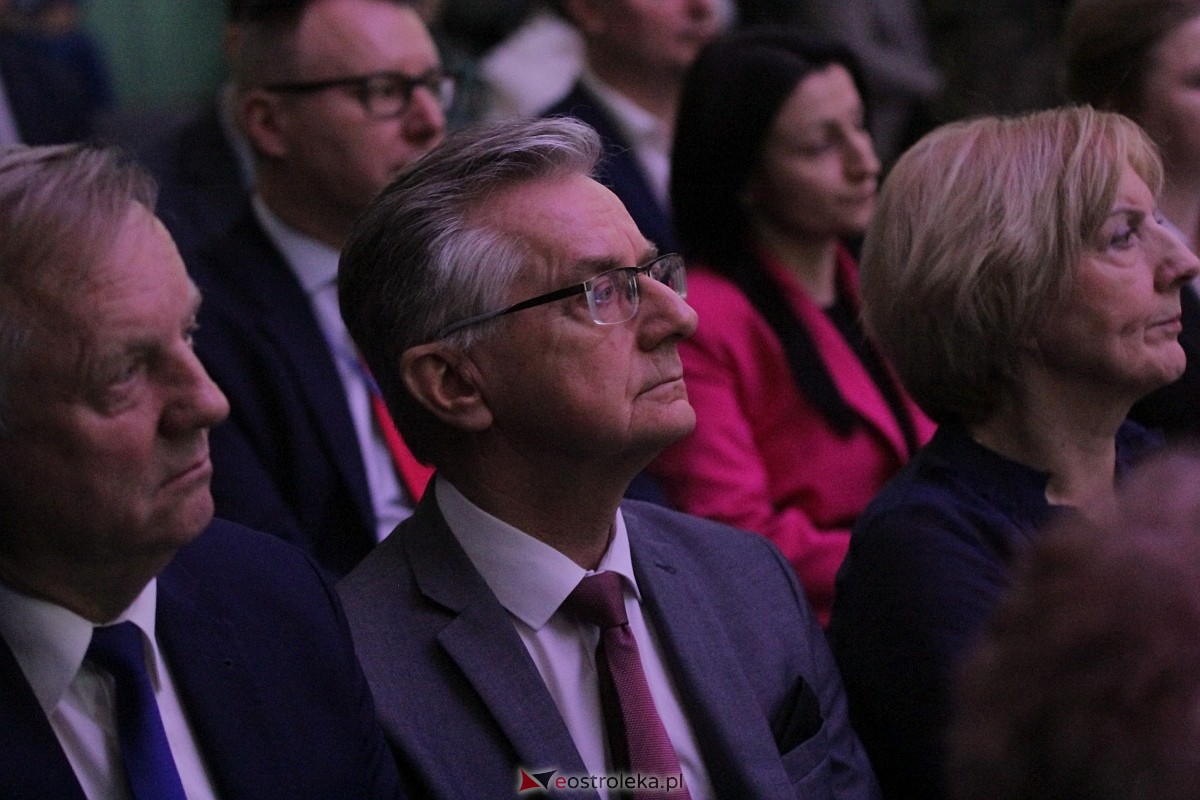 Uroczystość nadania imienia i przekazania sztandaru Szkole Podstawowej nr 4 [22.03.2024] - zdjęcie #58 - eOstroleka.pl