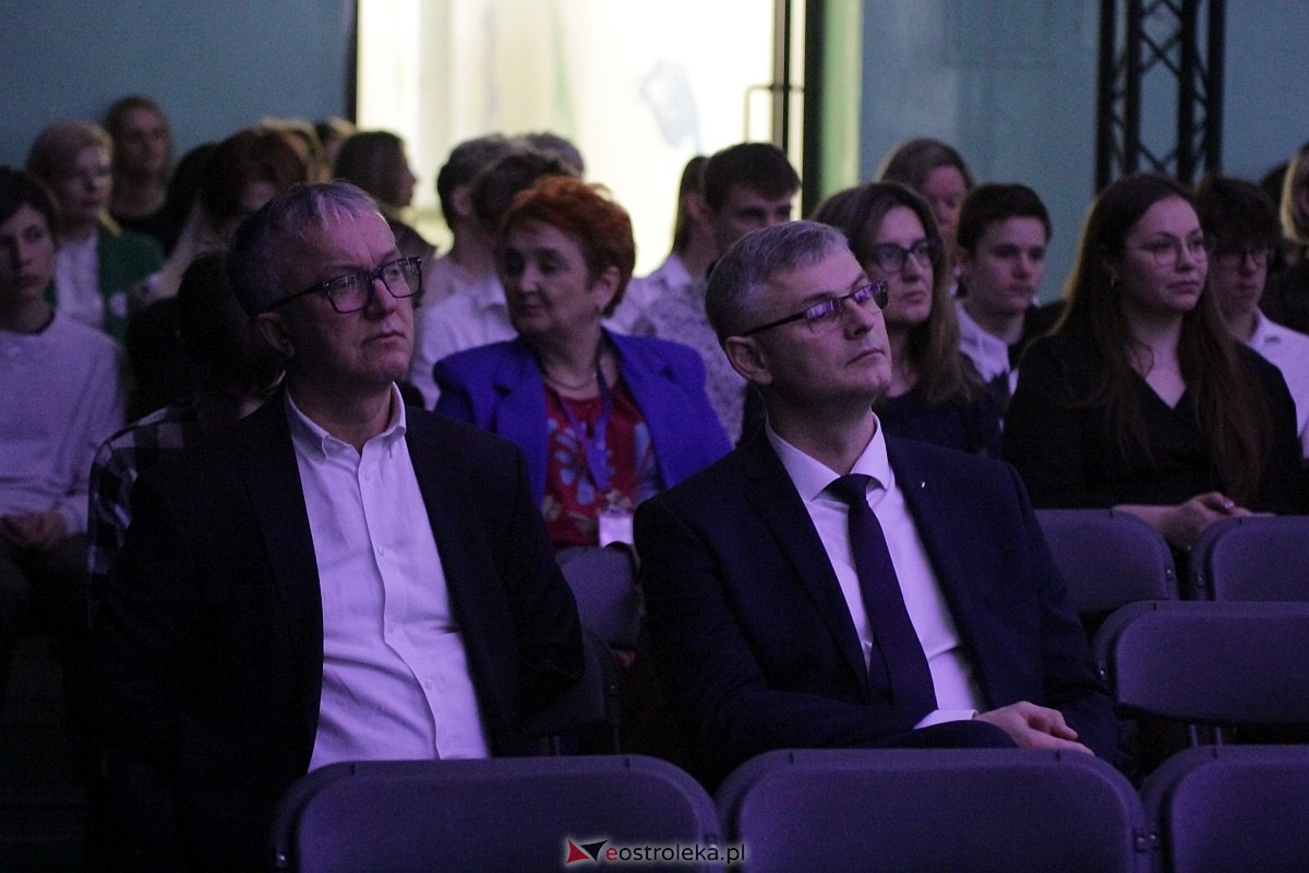 Uroczystość nadania imienia i przekazania sztandaru Szkole Podstawowej nr 4 [22.03.2024] - zdjęcie #56 - eOstroleka.pl