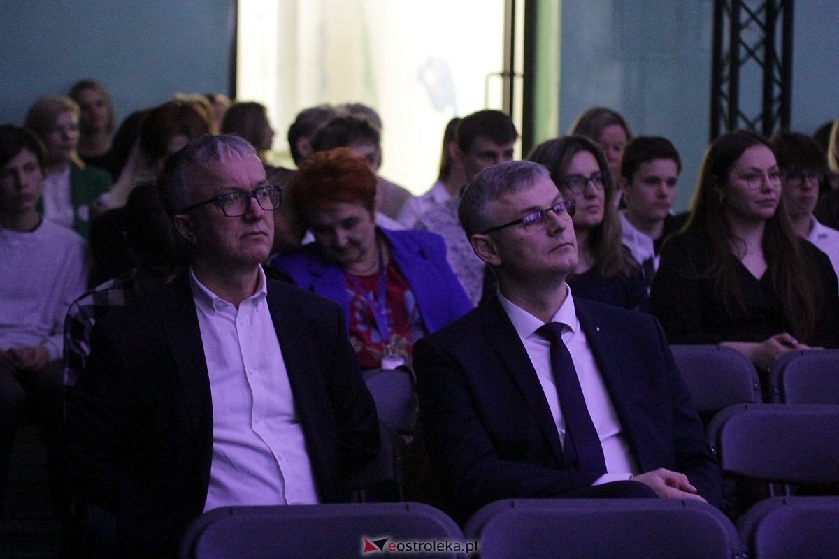 Uroczystość nadania imienia i przekazania sztandaru Szkole Podstawowej nr 4 [22.03.2024] - zdjęcie #54 - eOstroleka.pl