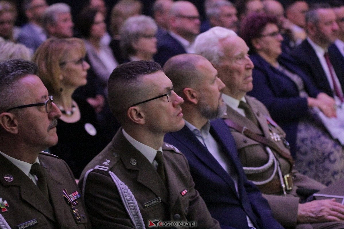Uroczystość nadania imienia i przekazania sztandaru Szkole Podstawowej nr 4 [22.03.2024] - zdjęcie #47 - eOstroleka.pl