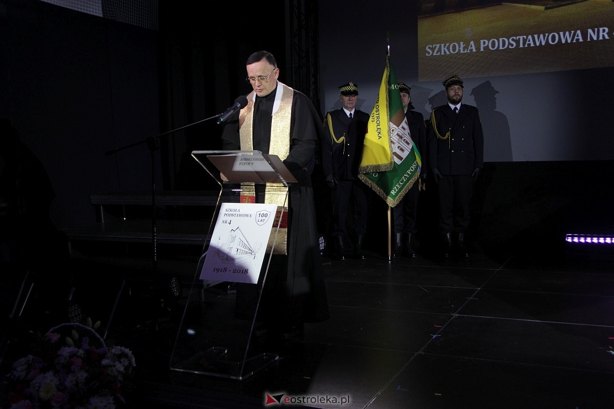 Uroczystość nadania imienia i przekazania sztandaru Szkole Podstawowej nr 4 [22.03.2024] - zdjęcie #45 - eOstroleka.pl