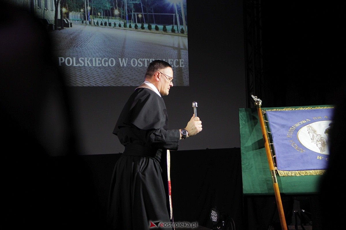 Uroczystość nadania imienia i przekazania sztandaru Szkole Podstawowej nr 4 [22.03.2024] - zdjęcie #43 - eOstroleka.pl