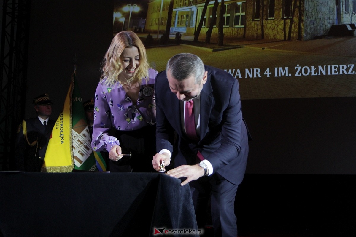 Uroczystość nadania imienia i przekazania sztandaru Szkole Podstawowej nr 4 [22.03.2024] - zdjęcie #41 - eOstroleka.pl