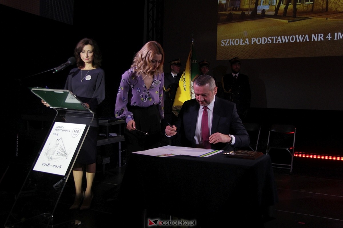 Uroczystość nadania imienia i przekazania sztandaru Szkole Podstawowej nr 4 [22.03.2024] - zdjęcie #131 - eOstroleka.pl