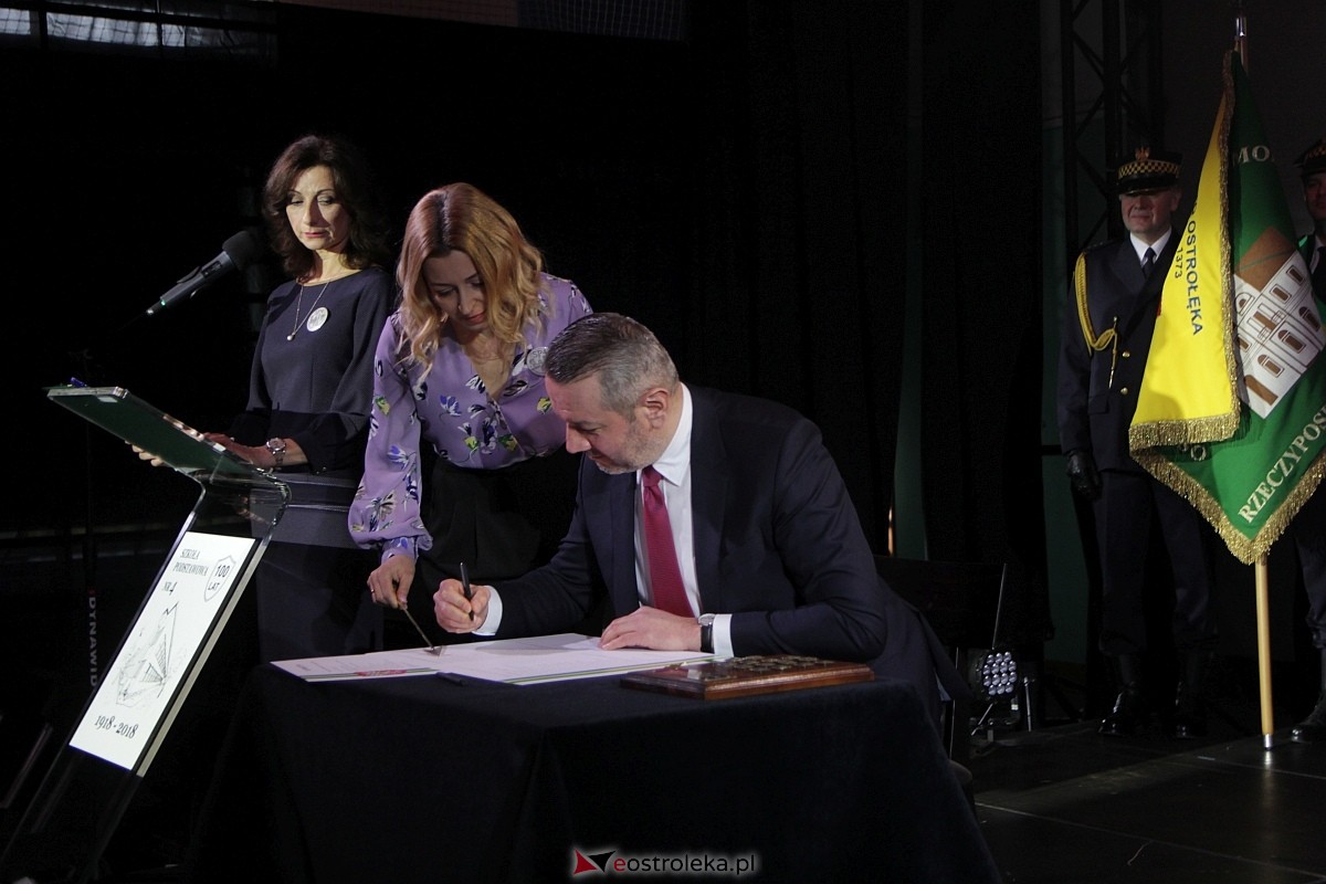 Uroczystość nadania imienia i przekazania sztandaru Szkole Podstawowej nr 4 [22.03.2024] - zdjęcie #129 - eOstroleka.pl