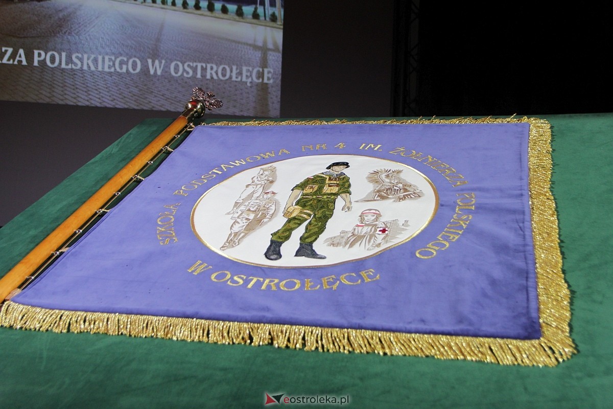 Uroczystość nadania imienia i przekazania sztandaru Szkole Podstawowej nr 4 [22.03.2024] - zdjęcie #123 - eOstroleka.pl