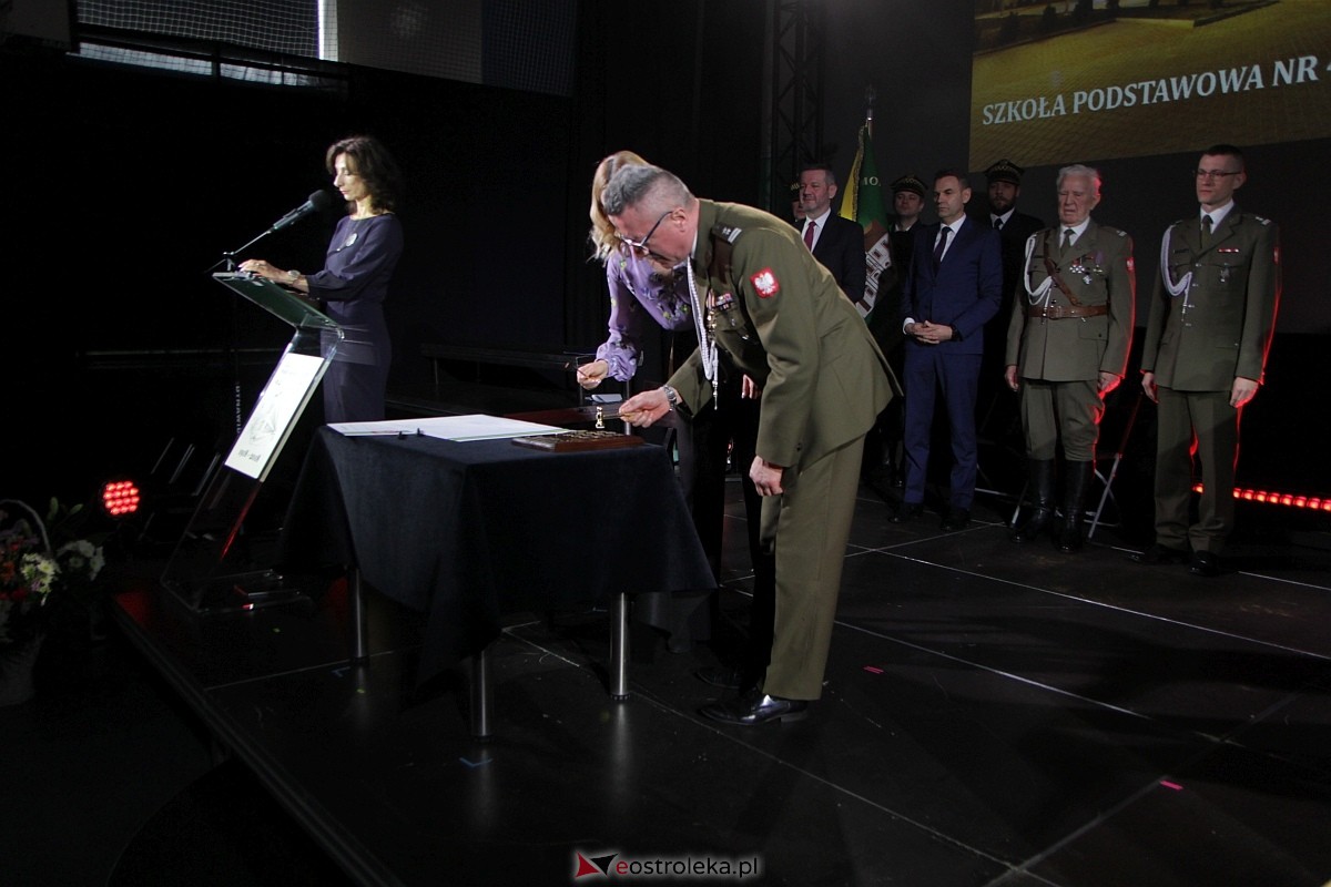 Uroczystość nadania imienia i przekazania sztandaru Szkole Podstawowej nr 4 [22.03.2024] - zdjęcie #109 - eOstroleka.pl