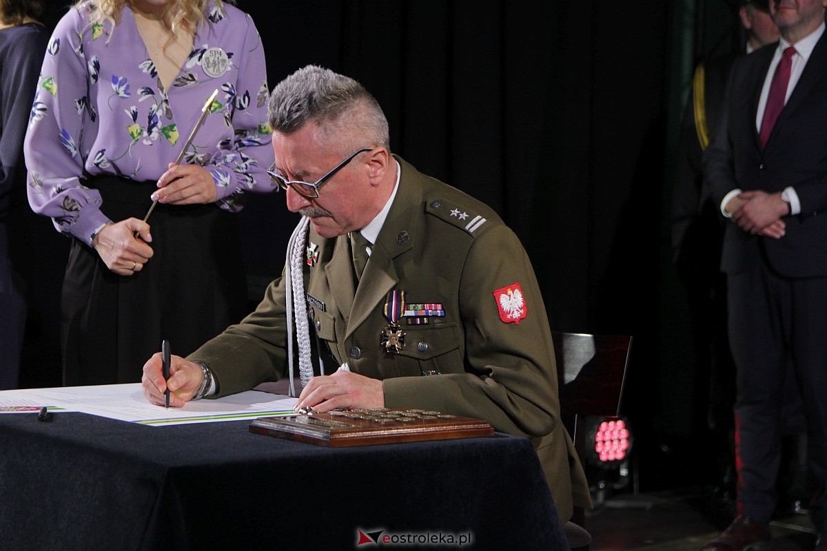 Uroczystość nadania imienia i przekazania sztandaru Szkole Podstawowej nr 4 [22.03.2024] - zdjęcie #105 - eOstroleka.pl