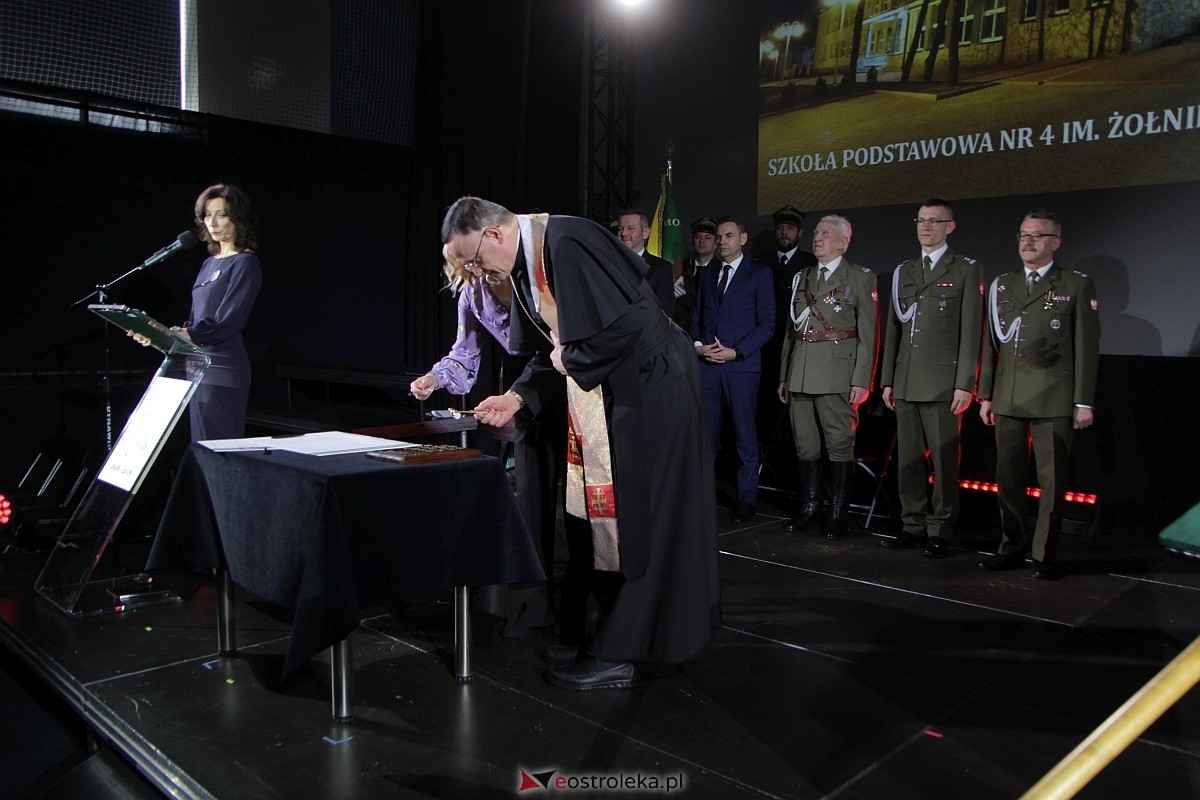 Uroczystość nadania imienia i przekazania sztandaru Szkole Podstawowej nr 4 [22.03.2024] - zdjęcie #103 - eOstroleka.pl