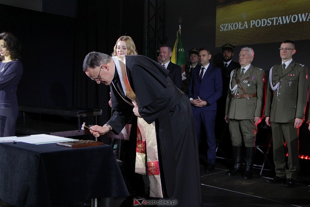 Uroczystość nadania imienia i przekazania sztandaru Szkole Podstawowej nr 4 [22.03.2024] - zdjęcie #101 - eOstroleka.pl