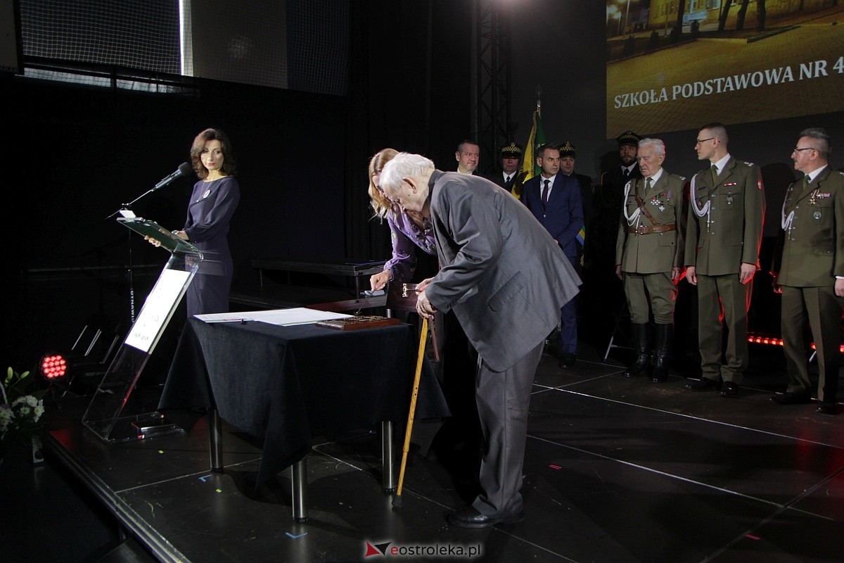 Uroczystość nadania imienia i przekazania sztandaru Szkole Podstawowej nr 4 [22.03.2024] - zdjęcie #93 - eOstroleka.pl