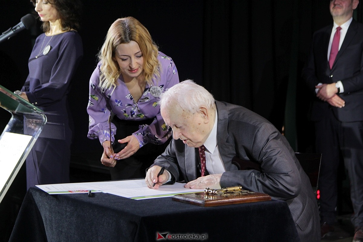 Uroczystość nadania imienia i przekazania sztandaru Szkole Podstawowej nr 4 [22.03.2024] - zdjęcie #89 - eOstroleka.pl