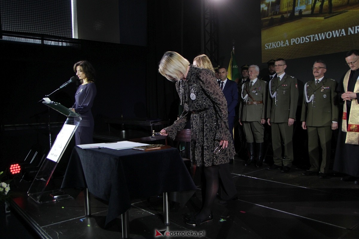 Uroczystość nadania imienia i przekazania sztandaru Szkole Podstawowej nr 4 [22.03.2024] - zdjęcie #87 - eOstroleka.pl