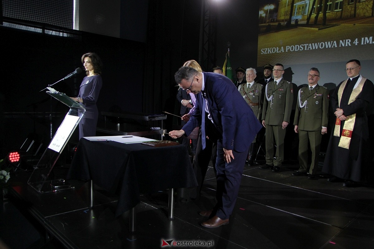 Uroczystość nadania imienia i przekazania sztandaru Szkole Podstawowej nr 4 [22.03.2024] - zdjęcie #79 - eOstroleka.pl