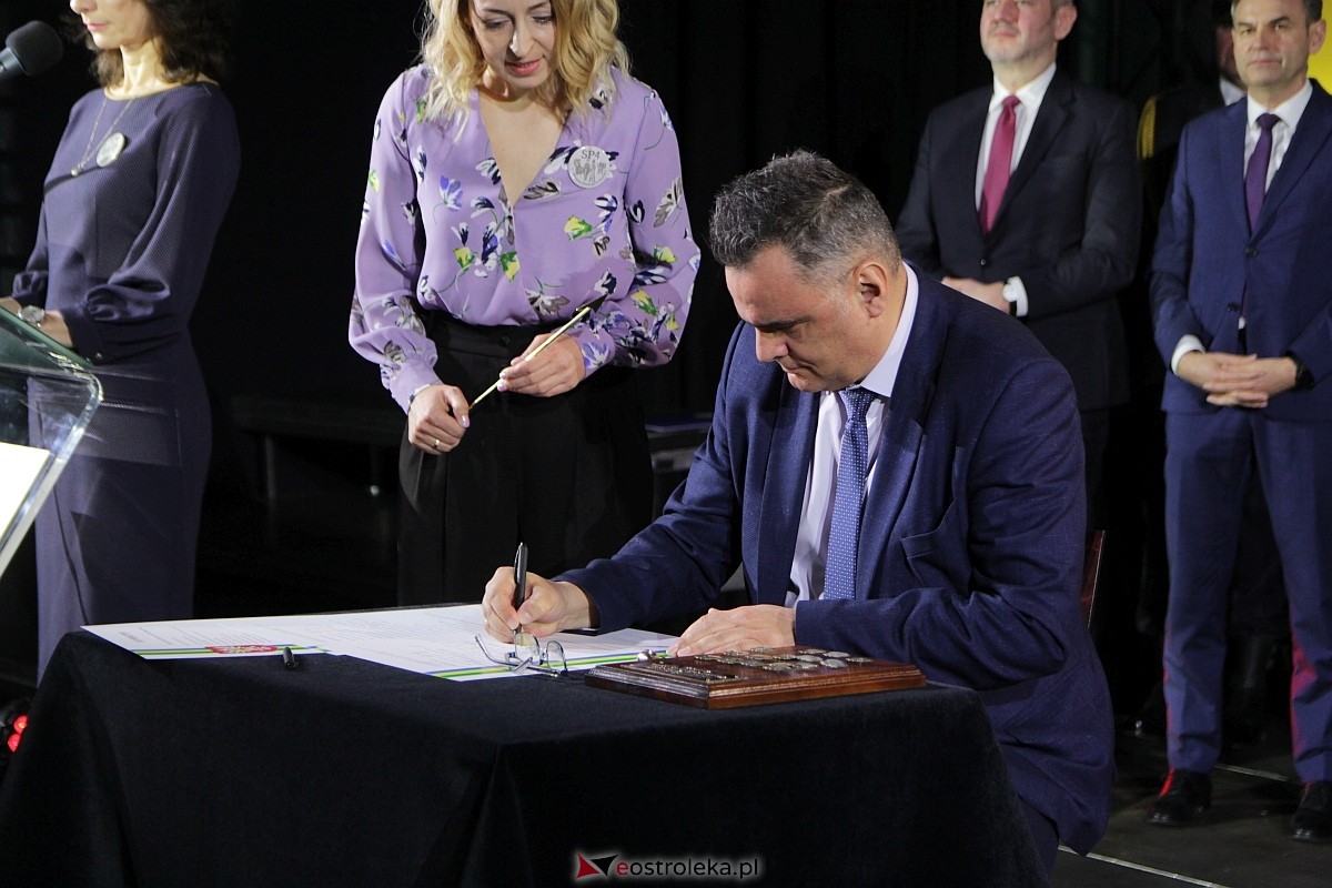 Uroczystość nadania imienia i przekazania sztandaru Szkole Podstawowej nr 4 [22.03.2024] - zdjęcie #77 - eOstroleka.pl