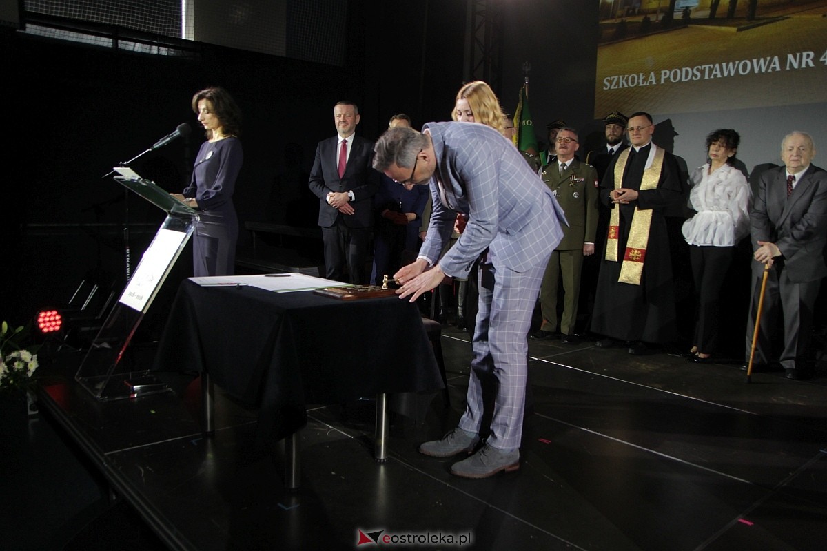 Uroczystość nadania imienia i przekazania sztandaru Szkole Podstawowej nr 4 [22.03.2024] - zdjęcie #71 - eOstroleka.pl