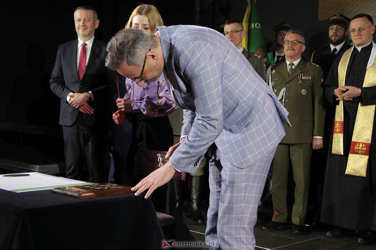 Uroczystość nadania imienia i przekazania sztandaru Szkole Podstawowej nr 4 [22.03.2024] - zdjęcie #69 - eOstroleka.pl