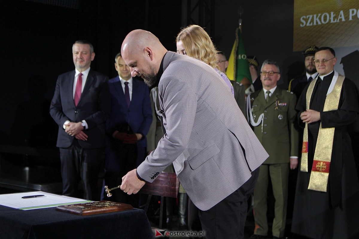 Uroczystość nadania imienia i przekazania sztandaru Szkole Podstawowej nr 4 [22.03.2024] - zdjęcie #63 - eOstroleka.pl