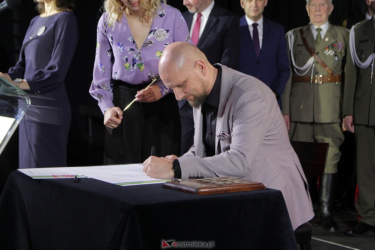 Uroczystość nadania imienia i przekazania sztandaru Szkole Podstawowej nr 4 [22.03.2024] - zdjęcie #61 - eOstroleka.pl