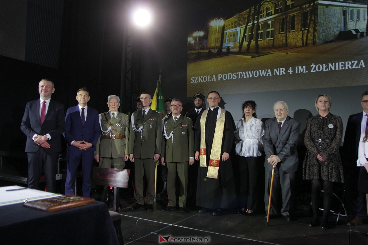 Uroczystość nadania imienia i przekazania sztandaru Szkole Podstawowej nr 4 [22.03.2024] - zdjęcie #55 - eOstroleka.pl