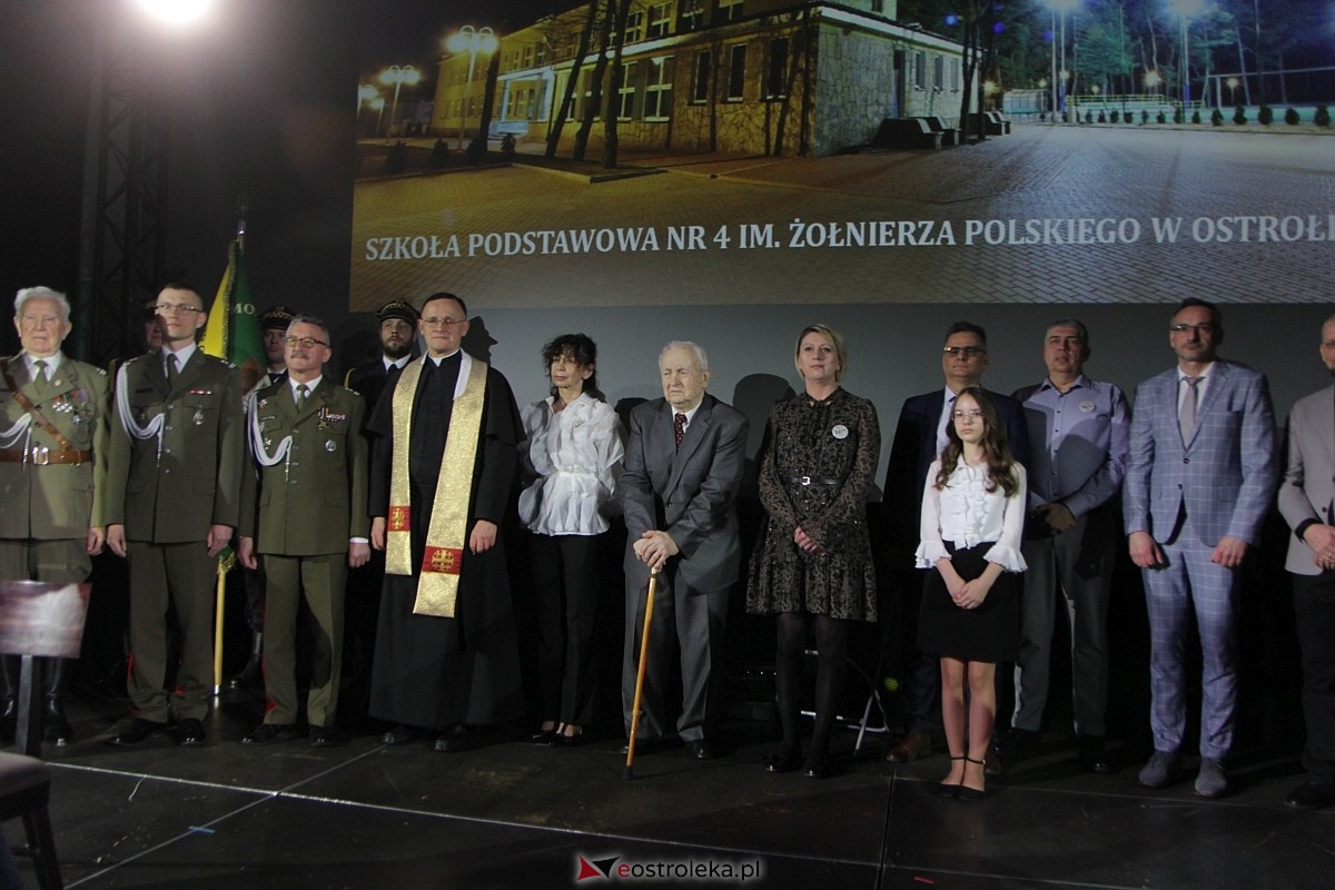 Uroczystość nadania imienia i przekazania sztandaru Szkole Podstawowej nr 4 [22.03.2024] - zdjęcie #53 - eOstroleka.pl
