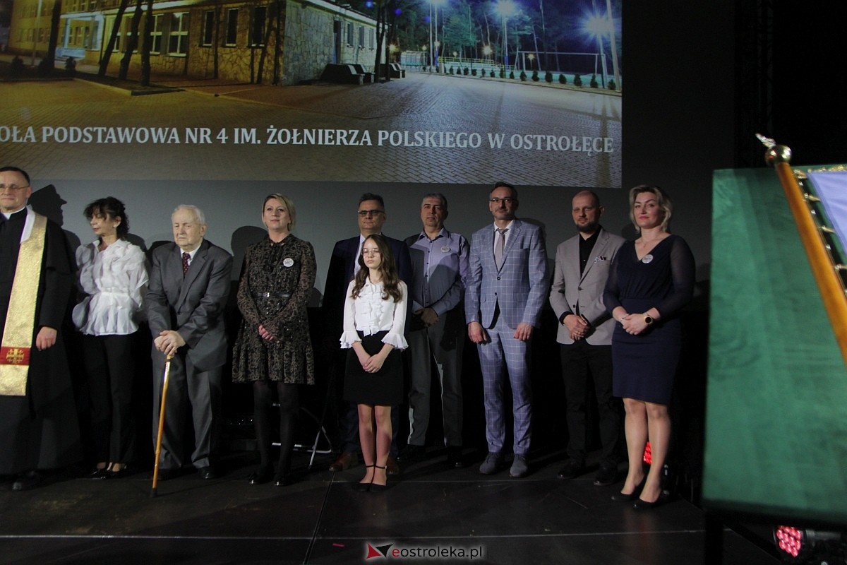 Uroczystość nadania imienia i przekazania sztandaru Szkole Podstawowej nr 4 [22.03.2024] - zdjęcie #51 - eOstroleka.pl