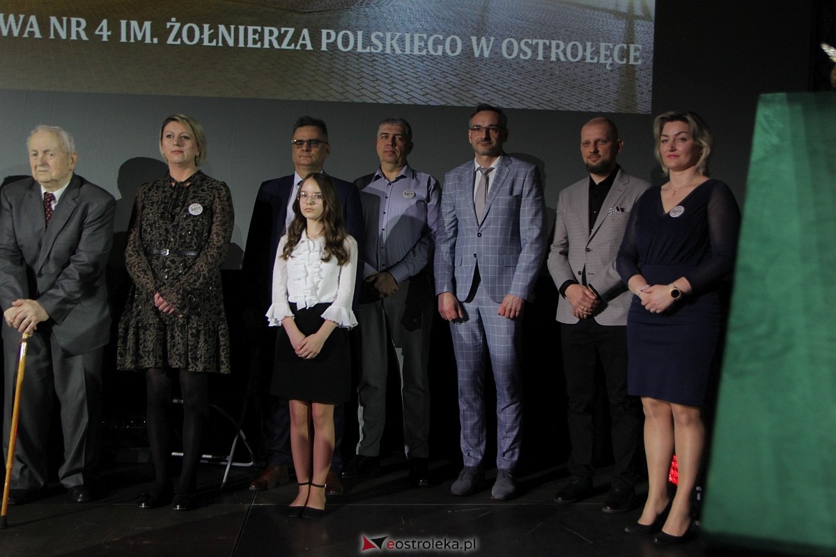 Uroczystość nadania imienia i przekazania sztandaru Szkole Podstawowej nr 4 [22.03.2024] - zdjęcie #48 - eOstroleka.pl
