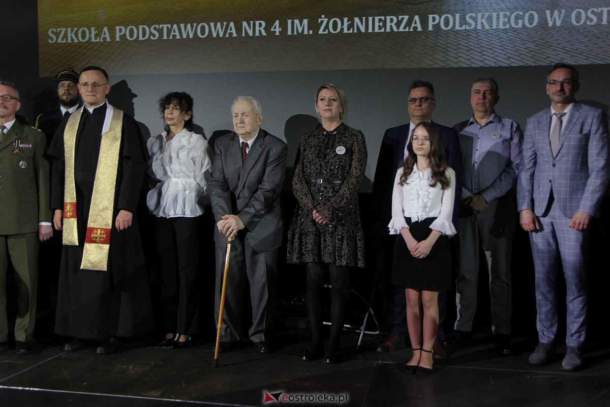 Uroczystość nadania imienia i przekazania sztandaru Szkole Podstawowej nr 4 [22.03.2024] - zdjęcie #46 - eOstroleka.pl