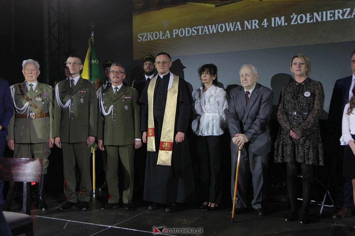 Uroczystość nadania imienia i przekazania sztandaru Szkole Podstawowej nr 4 [22.03.2024] - zdjęcie #44 - eOstroleka.pl