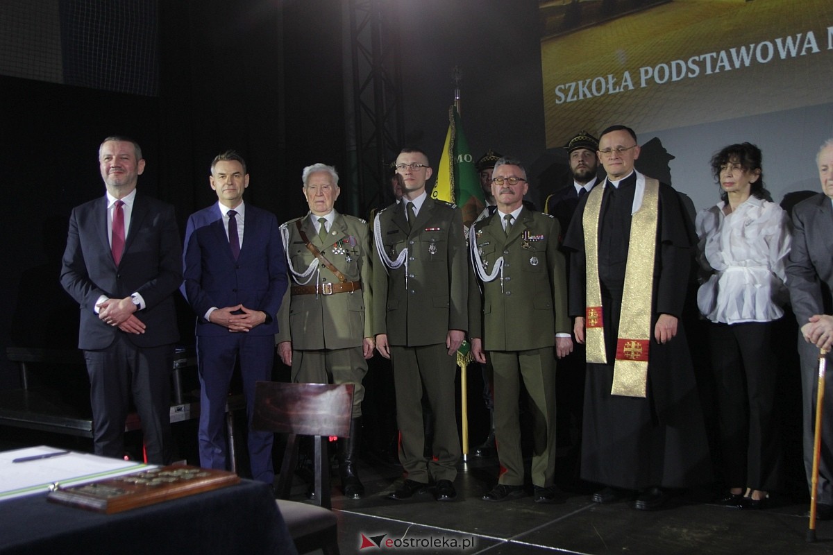 Uroczystość nadania imienia i przekazania sztandaru Szkole Podstawowej nr 4 [22.03.2024] - zdjęcie #42 - eOstroleka.pl