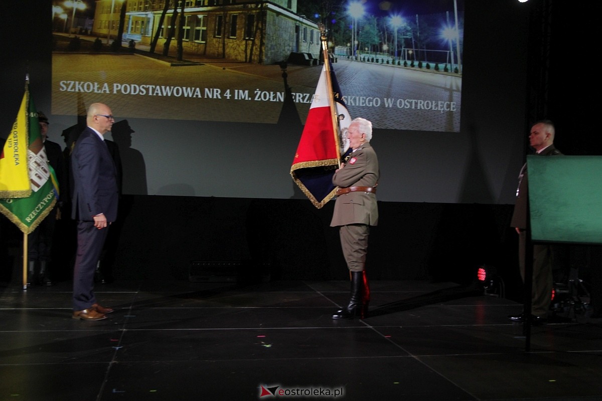 Uroczystość nadania imienia i przekazania sztandaru Szkole Podstawowej nr 4 [22.03.2024] - zdjęcie #40 - eOstroleka.pl