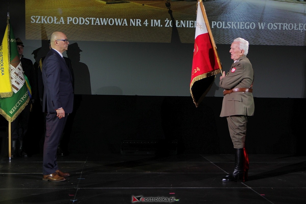 Uroczystość nadania imienia i przekazania sztandaru Szkole Podstawowej nr 4 [22.03.2024] - zdjęcie #38 - eOstroleka.pl