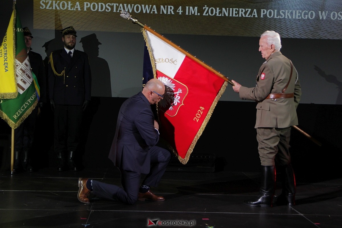 Uroczystość nadania imienia i przekazania sztandaru Szkole Podstawowej nr 4 [22.03.2024] - zdjęcie #37 - eOstroleka.pl