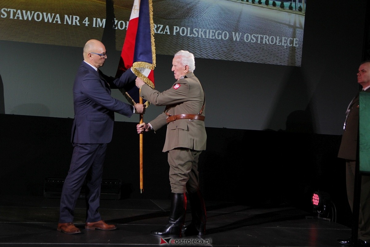 Uroczystość nadania imienia i przekazania sztandaru Szkole Podstawowej nr 4 [22.03.2024] - zdjęcie #36 - eOstroleka.pl