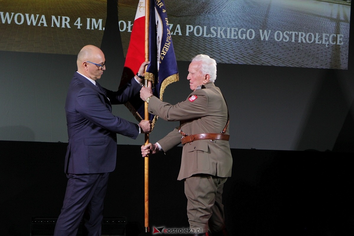 Uroczystość nadania imienia i przekazania sztandaru Szkole Podstawowej nr 4 [22.03.2024] - zdjęcie #35 - eOstroleka.pl