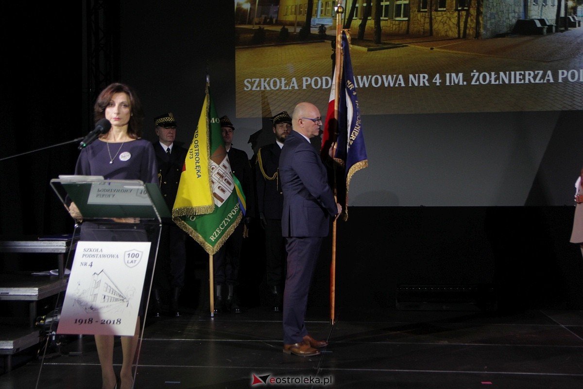 Uroczystość nadania imienia i przekazania sztandaru Szkole Podstawowej nr 4 [22.03.2024] - zdjęcie #34 - eOstroleka.pl